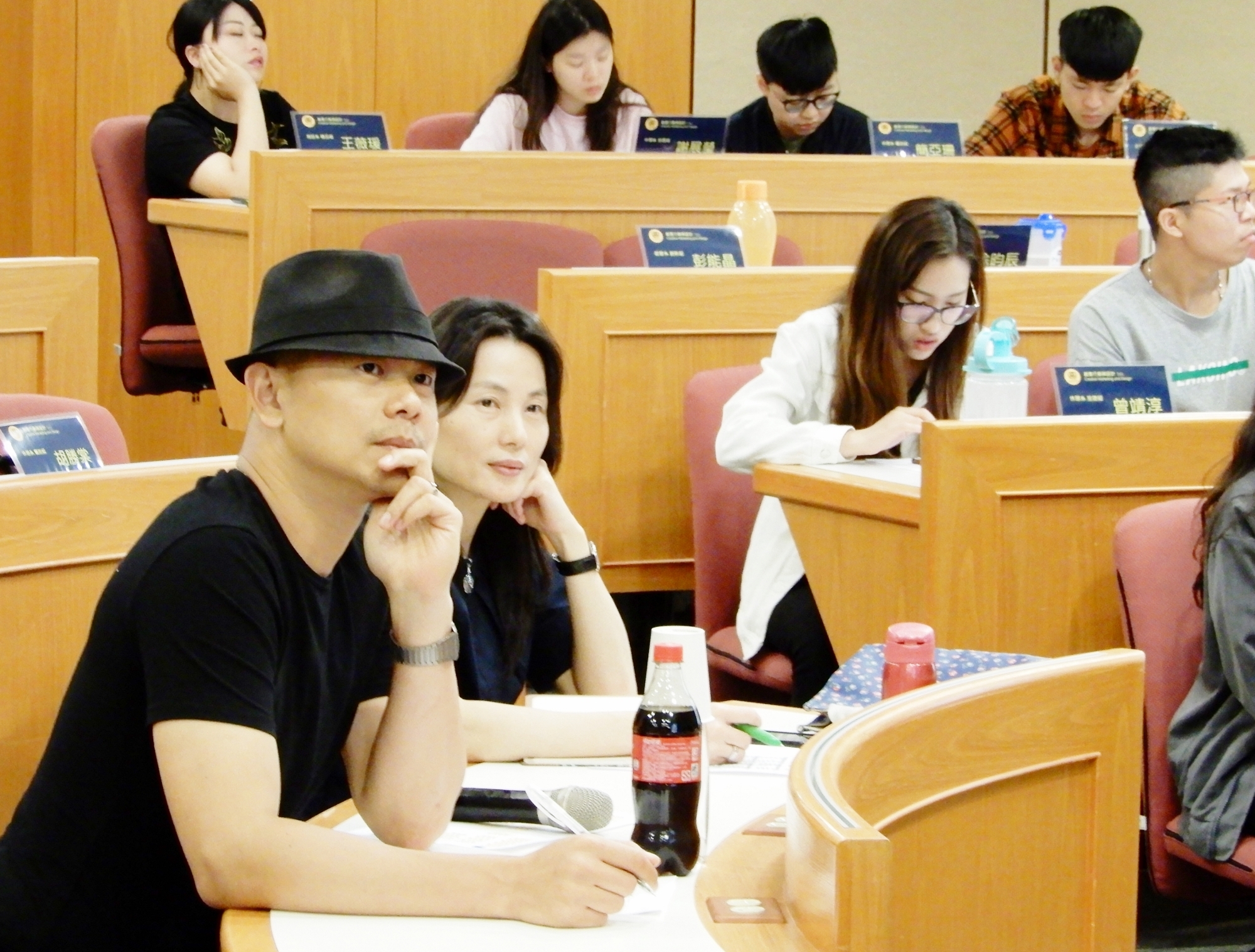 江振誠講座教授(左)專注聆聽學生報告。