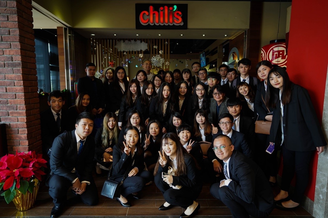 休憩系同學們北上參訪Chili’s餐廳，在餐廳與江振誠主廚（站立者中）合影。