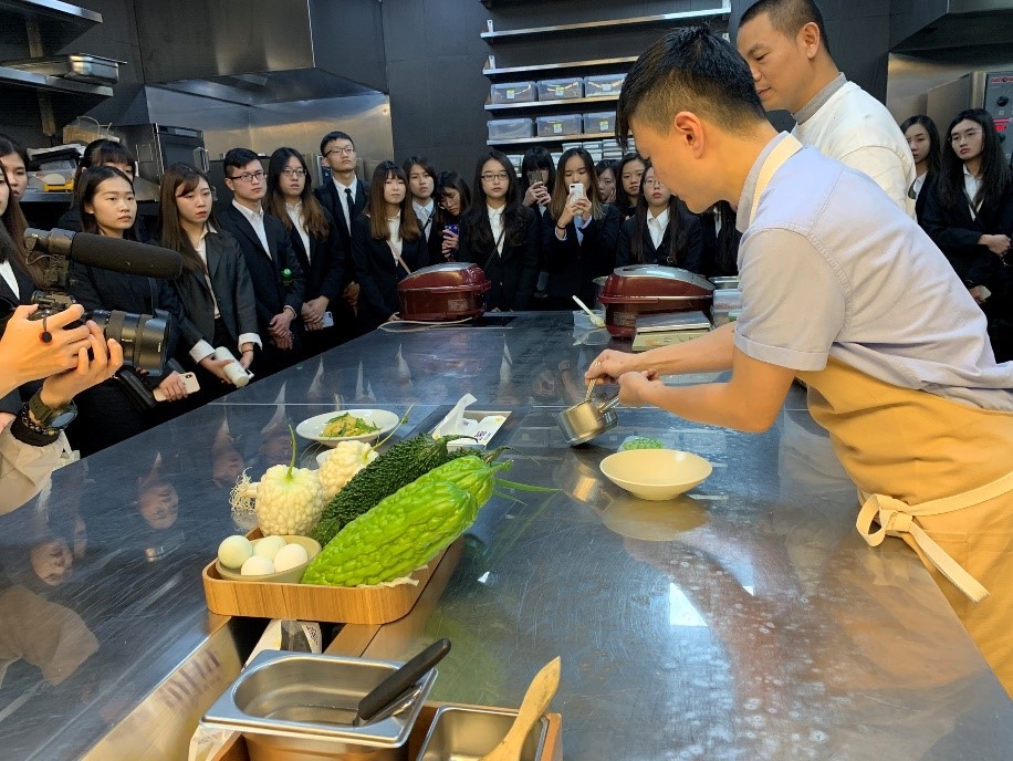 國際名廚江振誠及助手製作RAW版本的苦瓜炒蛋之過程。
